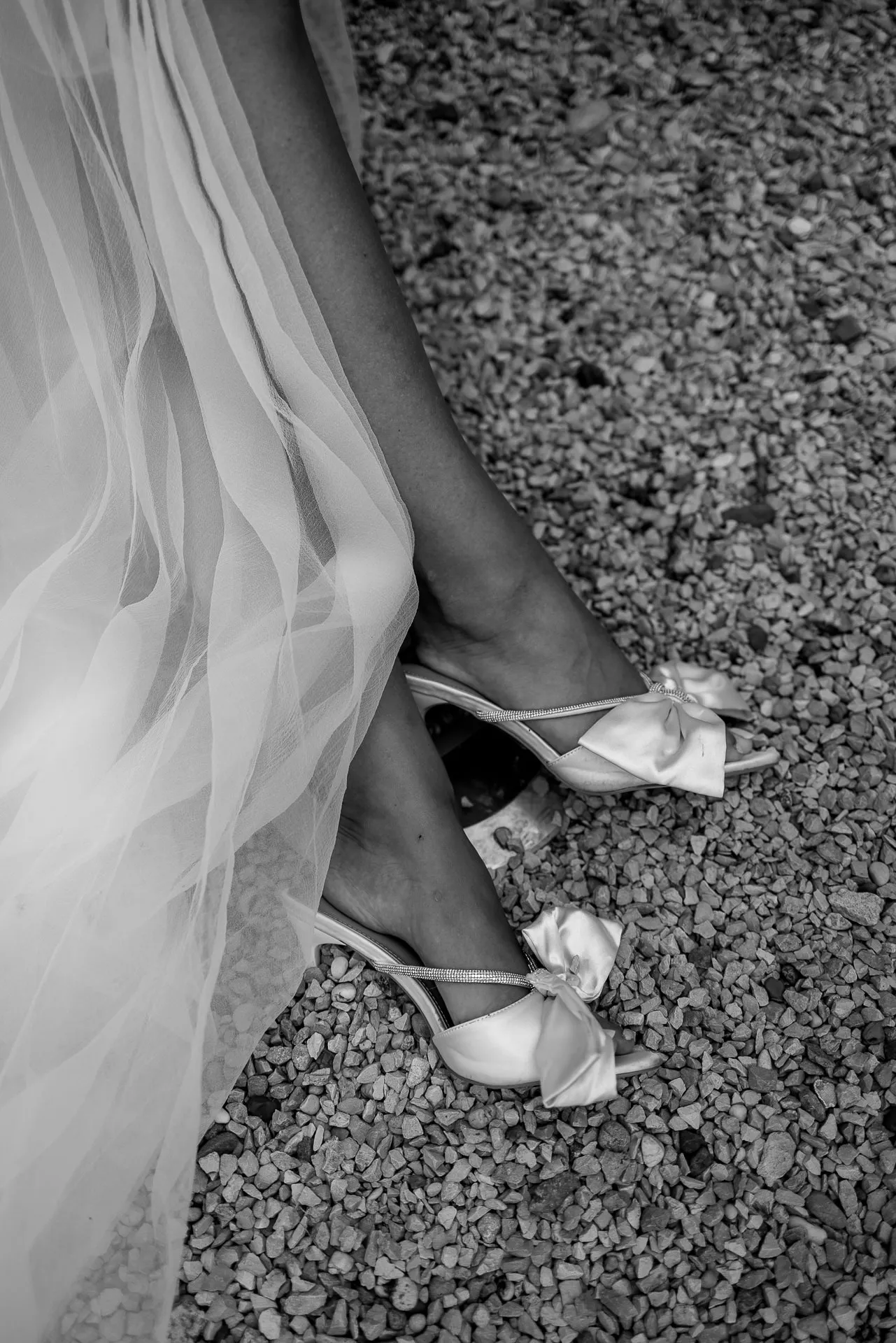 Elegante Brautschuhe mit Schleife in Schwarz-Weiß bei Hochzeit am Chateau de Varennes Frankreich